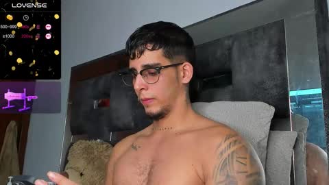   INDEPENDENT MODEL online show from 11/25/25, 09:42