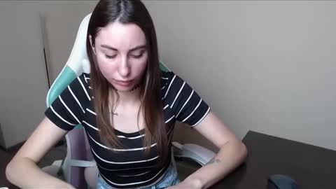 Snapshot of cammila_horn chatting on 12/18/25, 07:03 cammila horn online show from 12/18/25, 07:03