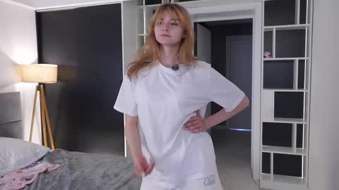 Snapshot of candicemedine chatting on 05/19/26, 01:56 candicemedine online show from 05/19/26, 01:56