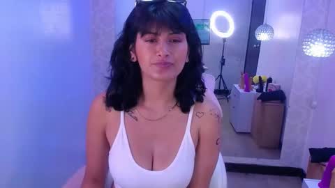 Snapshot of candy_lux_ chatting on 01/14/25, 04:40 Candy online show from 01/14/25, 04:40