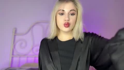 Snapshot of candyhannah chatting on 11/11/25, 07:03 You can call me HH online show from 11/11/25, 07:03