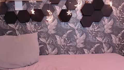 Snapshot of candyyyyrio chatting on 12/05/25, 04:21 Mia online show from 12/05/25, 04:21