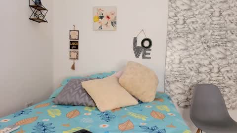 Snapshot of canhela1 chatting on 10/18/25, 11:00 Canhela online show from 10/18/25, 11:00