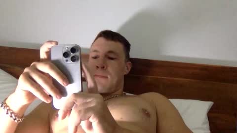 Snapshot of capt_oliver chatting on 09/30/25, 04:28 follow my twitter online show from 09/30/25, 04:28