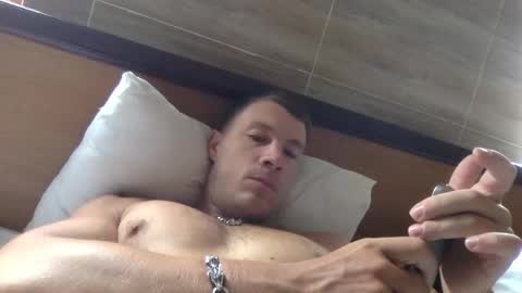 Snapshot of capt_oliver chatting on 10/28/25, 04:16 follow my twitter online show from 10/28/25, 04:16