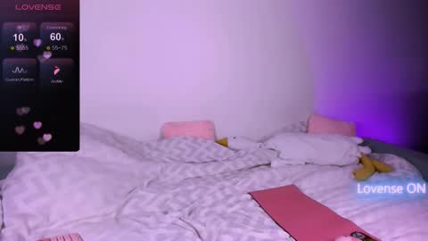 Snapshot of caradelfie chatting on 12/15/25, 12:48 CaraDelfie online show from 12/15/25, 12:48