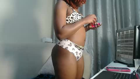 Snapshot of caramel_chocolate01 chatting on 11/11/25, 06:30 caramel online show from 11/11/25, 06:30