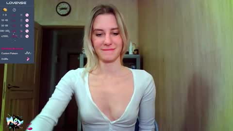 Snapshot of caramel_pie_ chatting on 11/15/25, 10:37 caramel online show from 11/15/25, 10:37