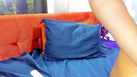 Snapshot of carliemoss chatting on 12/11/24, 01:05 online show from 12/11/24, 01:05