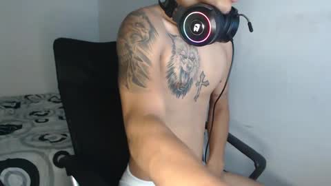 carlossmi01 online show from 10/12/25, 04:33