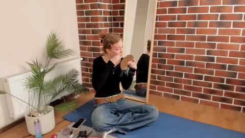 Snapshot of carlyneisenman chatting on 11/25/25, 07:25 Eva online show from 11/25/25, 07:25