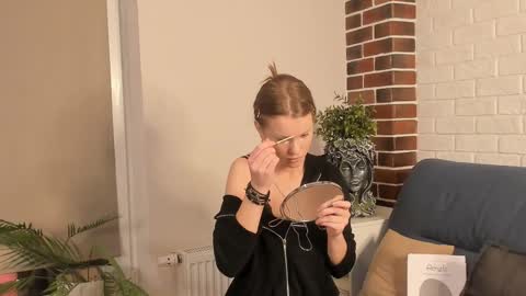 Snapshot of carlyneisenman chatting on 11/27/25, 08:00 Eva online show from 11/27/25, 08:00