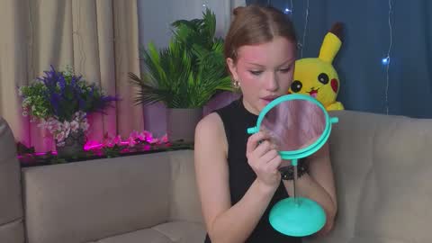 Snapshot of carlyneisenman chatting on 12/04/25, 08:06 Eva online show from 12/04/25, 08:06