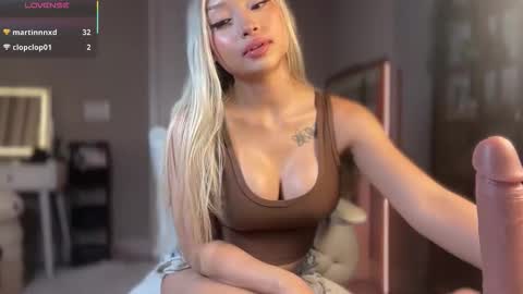 Snapshot of carmenxrose chatting on 10/11/25, 02:33 carmenxrose online show from 10/11/25, 02:33