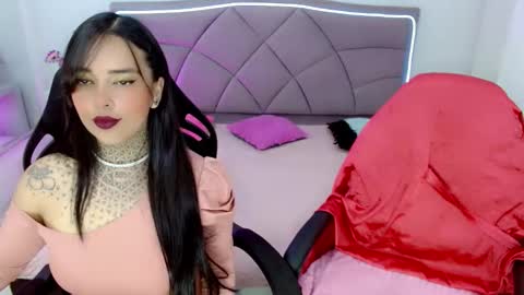 Snapshot of carolaine01 chatting on 12/18/25, 04:24 Carolaine01 online show from 12/18/25, 04:24