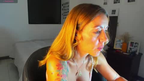 carolina_zaens online show from 12/03/25, 11:25