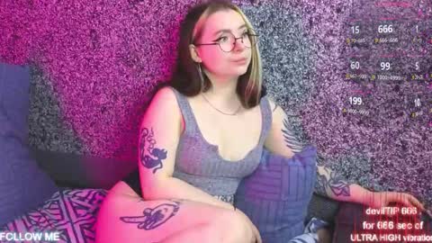 Snapshot of carolinareaperr chatting on 10/22/25, 02:17 Ask me better xx online show from 10/22/25, 02:17