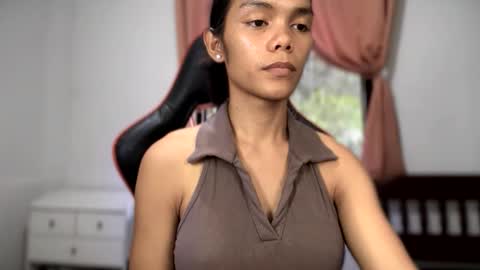 caroline_east online show from 05/17/26, 01:03
