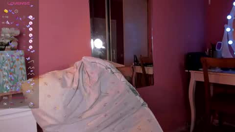 Snapshot of caroline_kiparis chatting on 09/22/25, 08:44 Caro online show from 09/22/25, 08:44