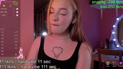 Snapshot of caroline_kiparis chatting on 11/07/25, 10:43 Caro online show from 11/07/25, 10:43