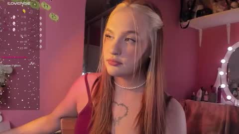 Snapshot of caroline_kiparis chatting on 11/21/25, 12:32 Caro online show from 11/21/25, 12:32