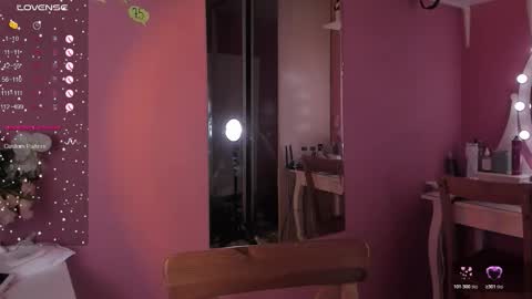 Snapshot of caroline_kiparis chatting on 11/25/25, 07:58 Caro online show from 11/25/25, 07:58