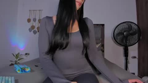 Snapshot of caroline_m8 chatting on 08/03/26, 03:27 CAROLINE online show from 08/03/26, 03:27