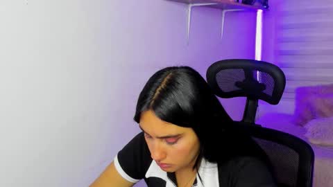 caroline_rodriguez_9 online show from 12/17/25, 01:44