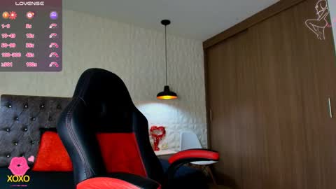 Snapshot of carolinescoth_dl chatting on 09/22/25, 05:37 Caroline Scoth online show from 09/22/25, 05:37