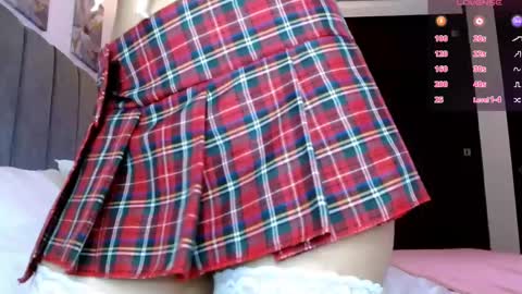 Snapshot of carolynamuzgui chatting on 02/13/25, 12:54 Carolinne online show from 02/13/25, 12:54