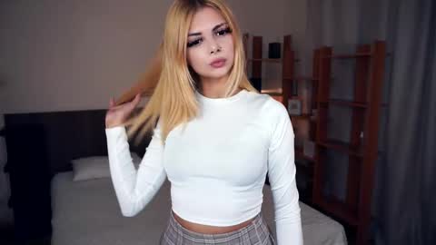 Hello everyone Im Monica Its my first day Were going to have fun together  online show from 09/08/25, 07:57