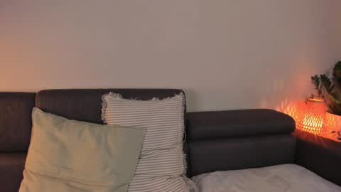 Snapshot of cassisland chatting on 10/18/25, 05:46 cassandra online show from 10/18/25, 05:46