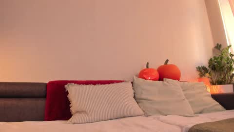 Snapshot of cassisland chatting on 10/29/25, 01:13 cassandra online show from 10/29/25, 01:13