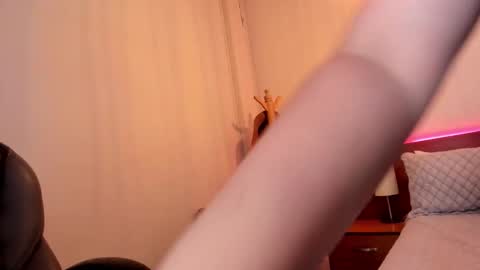 Snapshot of cat__moon__ chatting on 11/22/25, 07:13 Karol online show from 11/22/25, 07:13