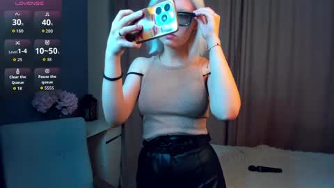 Snapshot of cathiearzabala chatting on 03/21/26, 11:04 Mia online show from 03/21/26, 11:04