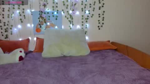 Snapshot of cattie_w_ chatting on 10/23/25, 01:49 cattie_w_ online show from 10/23/25, 01:49