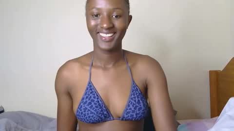 Snapshot of cee_queen chatting on 05/16/26, 11:09 cee_queen online show from 05/16/26, 11:09