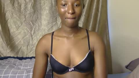 Snapshot of cee_queen chatting on 05/21/26, 02:46 cee_queen online show from 05/21/26, 02:46