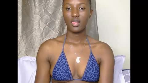 Snapshot of cee_queen chatting on 05/27/26, 02:25 cee_queen online show from 05/27/26, 02:25