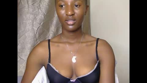 Snapshot of cee_queen chatting on 05/31/26, 02:24 cee_queen online show from 05/31/26, 02:24