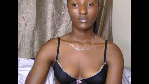 Snapshot of cee_queen chatting on 06/11/26, 02:53 cee_queen online show from 06/11/26, 02:53