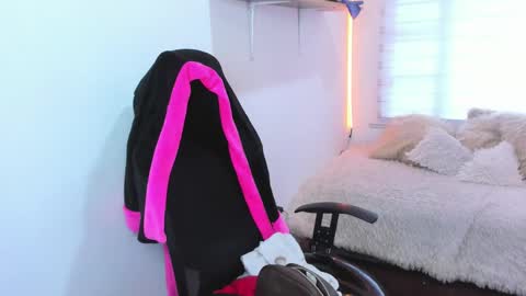 celeste_bonnet1 online show from 11/08/25, 07:34