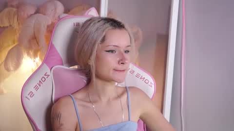 Snapshot of celeste_eyes0n chatting on 10/20/25, 08:53 Celeste  online show from 10/20/25, 08:53