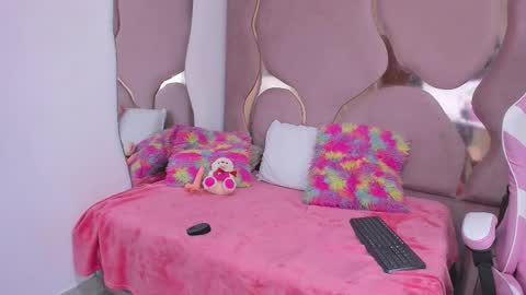 Snapshot of celestexht chatting on 12/15/25, 04:50 Natalia online show from 12/15/25, 04:50