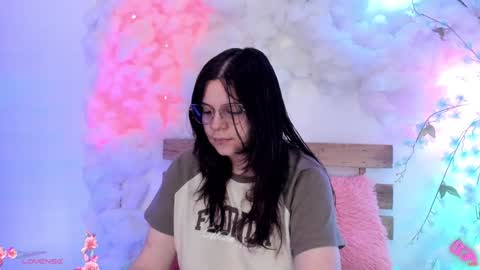 Hello guys my name is Sofi and Lizzie and  Vanessa online show from 02/03/25, 10:54