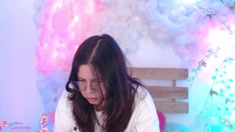 Hello guys my name is Sofi and Lizzie and  Vanessa online show from 02/06/25, 12:33