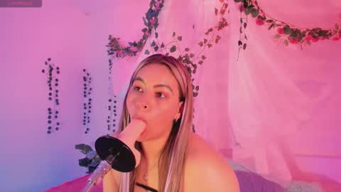 Snapshot of centaurigirls chatting on 11/12/25, 01:17 Hello guys my name is Sofi and Lizzie and Vanessa online show from 11/12/25, 01:17