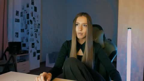 Snapshot of cexsuline chatting on 12/13/25, 08:25 my name is Eva online show from 12/13/25, 08:25