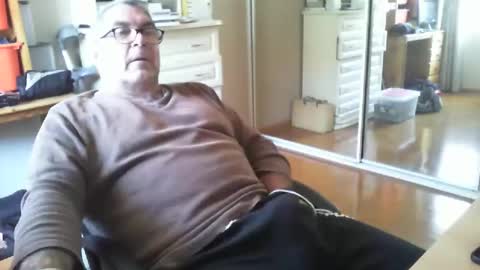 Snapshot of chalkstall chatting on 05/03/26, 03:23 Chalky online show from 05/03/26, 03:23