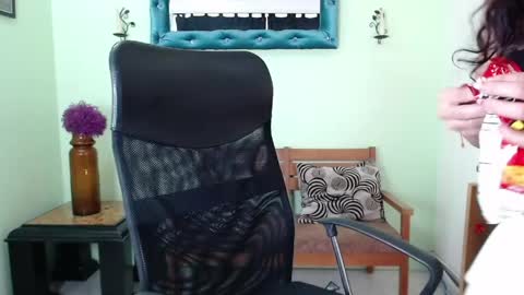 Snapshot of chalonvera chatting on 05/27/26, 07:55 Chalon online show from 05/27/26, 07:55